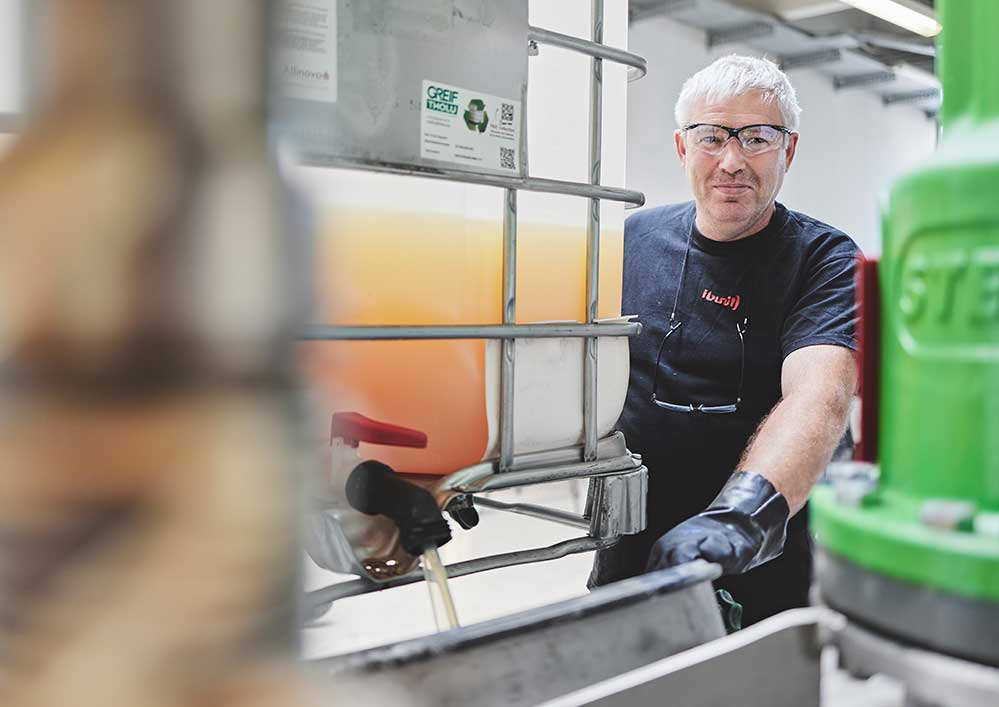 Abfüllung von Buzil Reinigungschemie